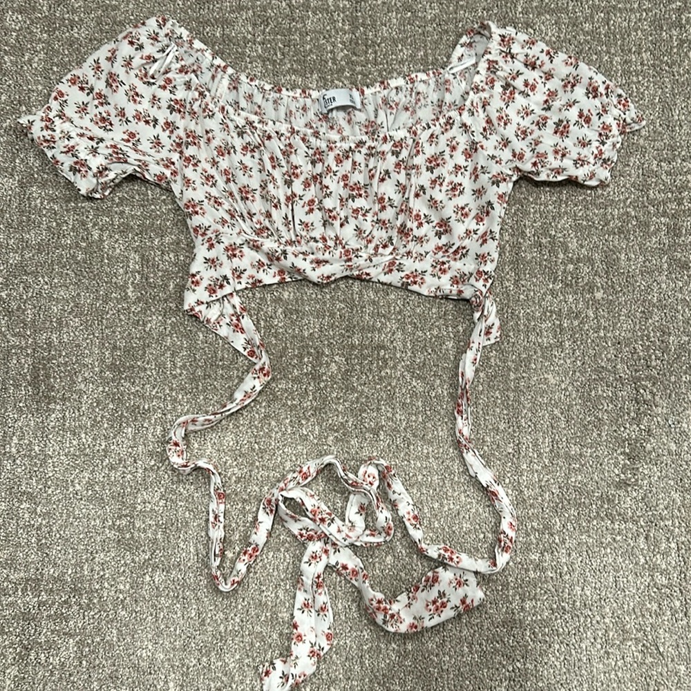 Hollister XS wrap around cropped shirt!